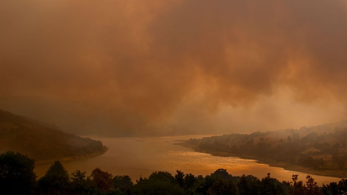 El incendio de Chandrexa, en Ourense, ya es el más grande de la historia de Galicia