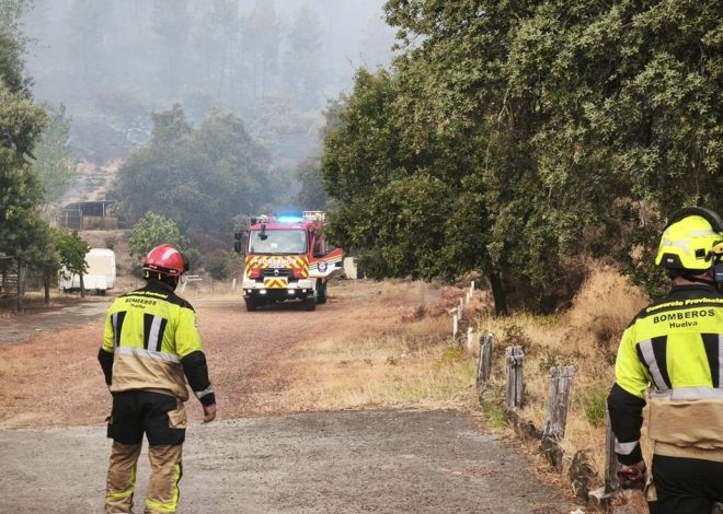 Un rayo provoca un incendio que obliga a desalojar dos aldeas en la sierra de Huelva