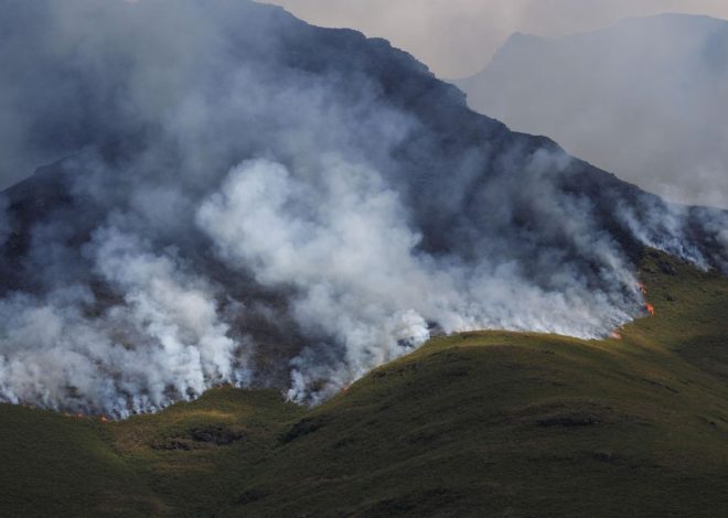 Las llamas entran en las montañas de O Courel, declaradas Reserva de la Biosfera y arrasadas en el gran incendio de 2022