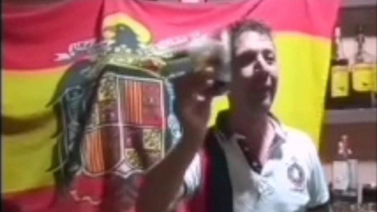 El concejal del PP que brindó ante una bandera franquista defiende que en su vida privada puede «hacer y decir lo que quiera»