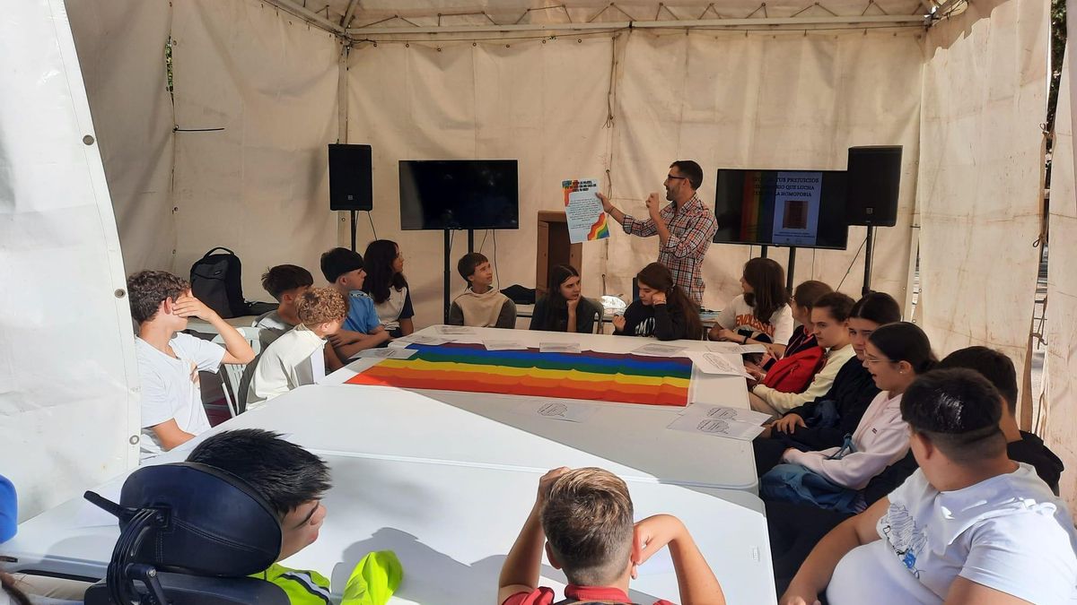 Luchar contra la homofobia desde un aula rural: el proyecto docente que desmonta prejuicios en Andalucía