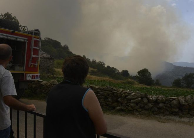 Los incendios arrasan más de 4.000 hectáreas en Galicia y obligan a desalojar viviendas en varios puntos de Ourense