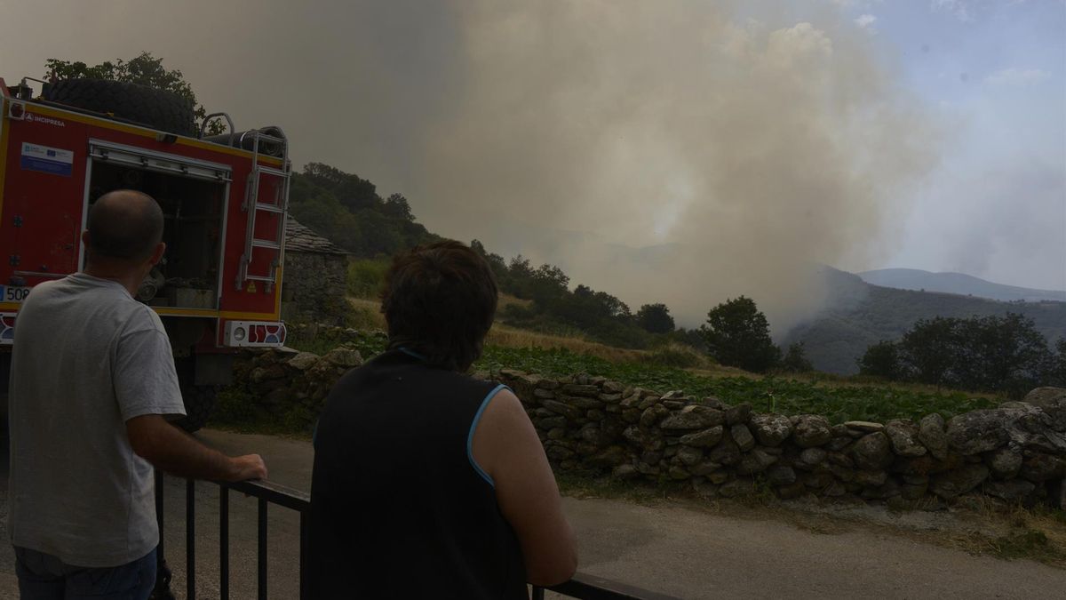 Los incendios arrasan más de 4.000 hectáreas en Galicia y obligan a desalojar viviendas en varios puntos de Ourense
