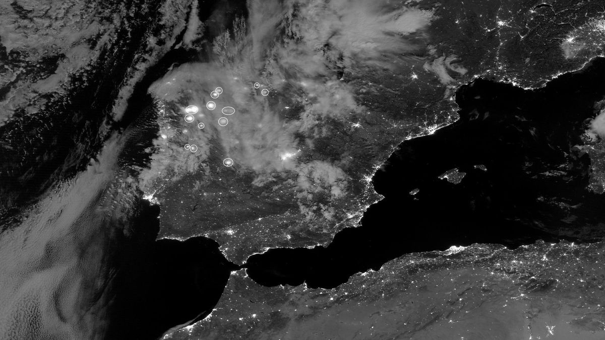 La noche infernal en la península, vista desde el satélite: al menos 12 grandes fuegos iluminan el cielo