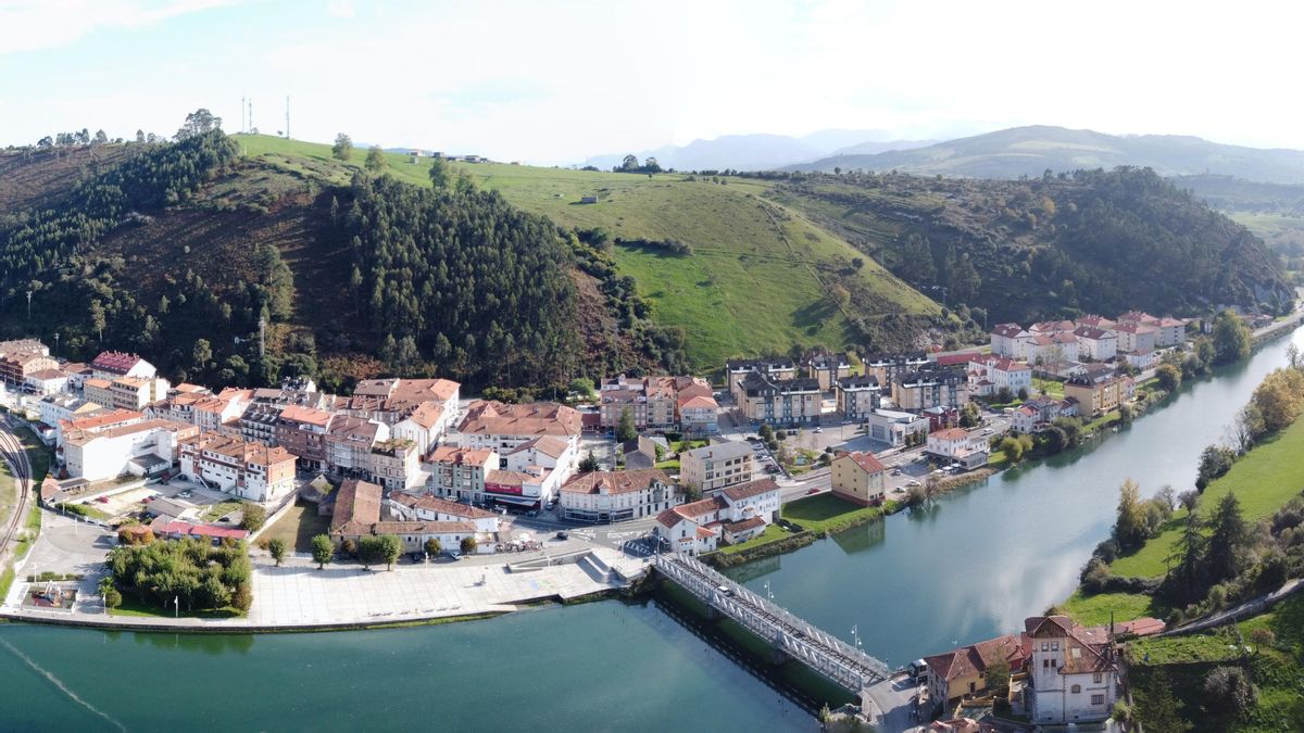 El pueblo de Cantabria donde se recorre el río Deva, se cruzan puentes históricos y se comen corbatas