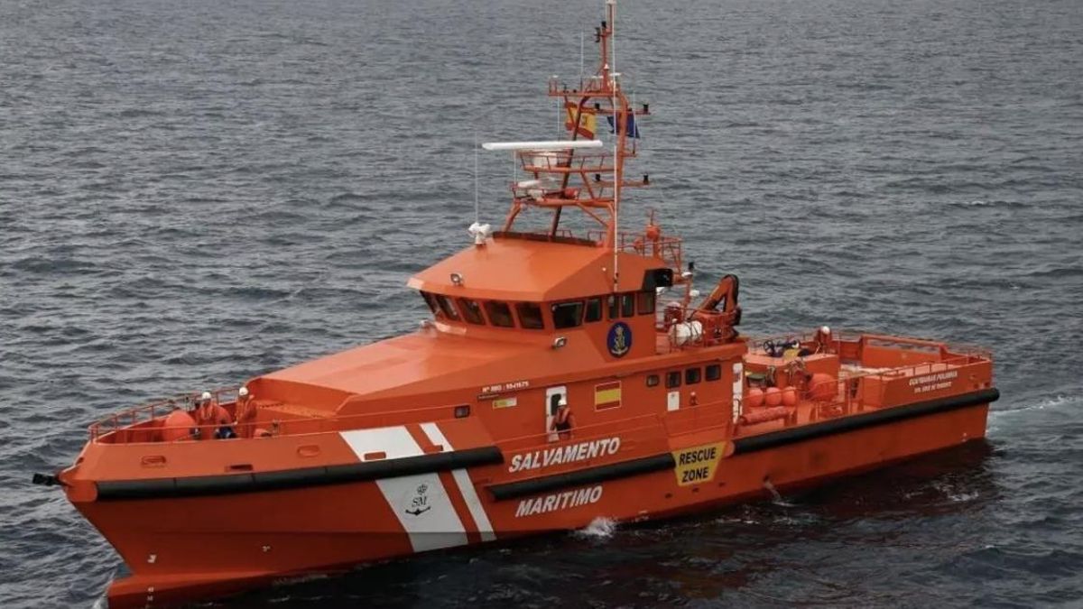 Un muerto entre las más de cien personas a bordo de un cayuco que Salvamento Marítimo traslada a Gran Canaria