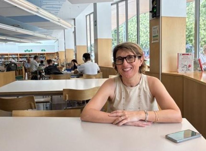 Una mañana en la premiada biblioteca que soñaron los vecinos: «Vengo cada día, es mi gimnasio intelectual»