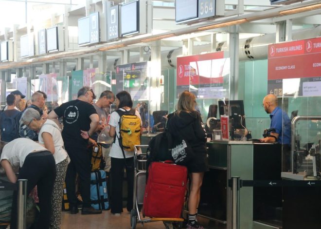Cuatro vuelos cancelados, colas en la facturación y retrasos en la recogida de equipajes en el Prat por las huelgas