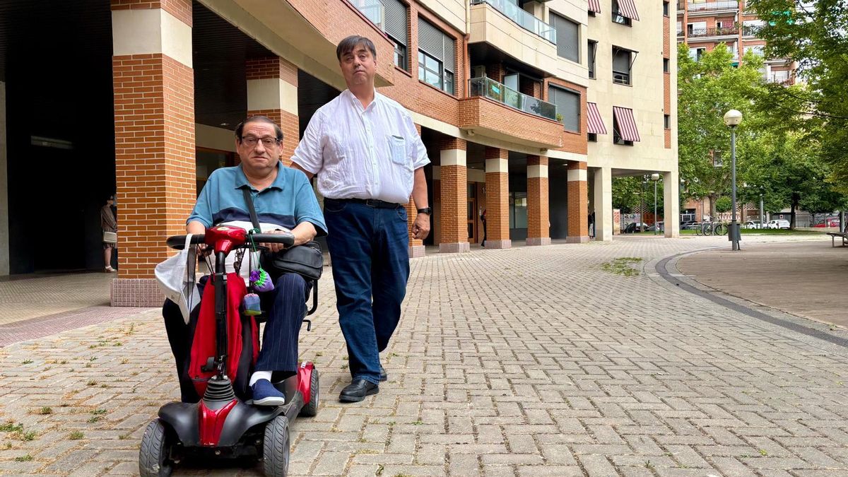 Más de una hora esperando un taxi adaptado para personas con discapacidad en Logroño: «Si hay una urgencia médica estamos vendidos»