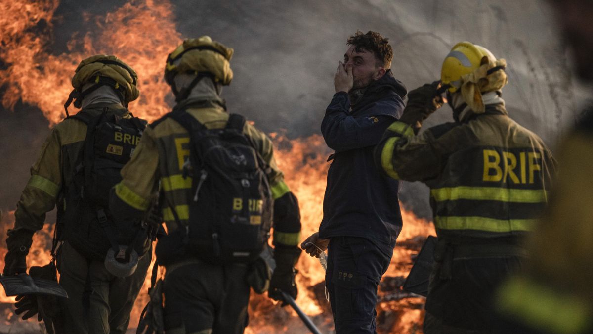 Vecinos evacuados y confinamientos en otra noche de temor por el fuego en Ourense, donde arden 22.000 hectáreas