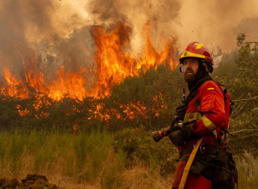 La ola de incendios, de un vistazo: la evolución del fuego, comunidad por comunidad