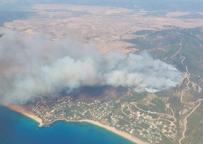 Un nuevo incendio en Tarifa obliga al desalojo preventivo de viviendas en la zona de Atlanterra