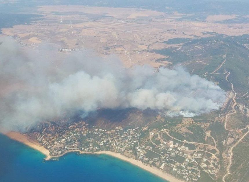 Un nuevo incendio en Tarifa obliga al desalojo preventivo de viviendas en la zona de Atlanterra