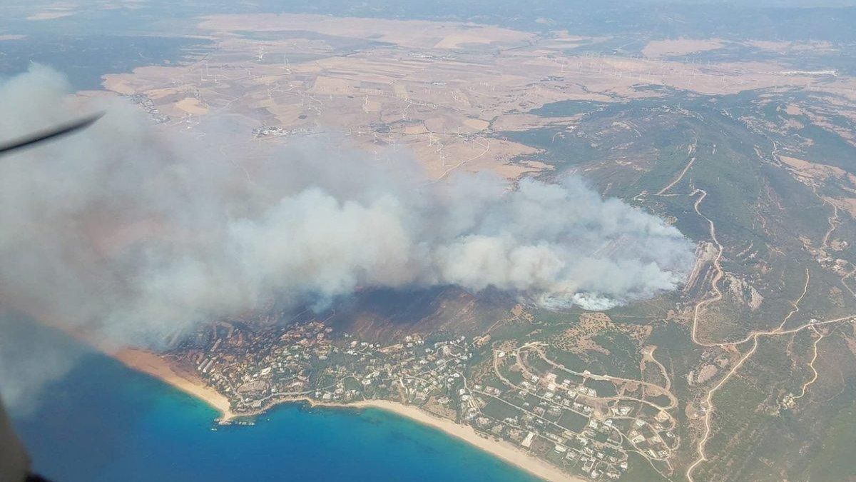 Un nuevo incendio en Tarifa obliga al desalojo preventivo de viviendas en la zona de Atlanterra