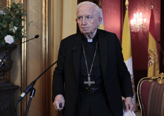 El cardenal Antonio Cañizares, ingresado en un hospital por su delicado estado de salud
