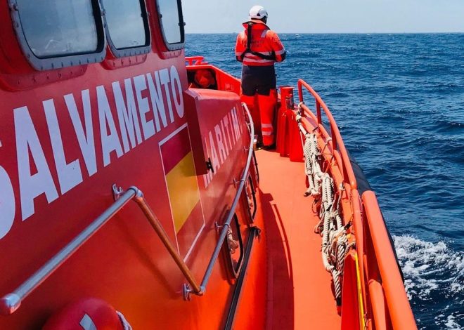 Salvamento rescata a más de 200 personas de un cayuco a la deriva y sin motor a 429 kilómetros de Gran Canaria