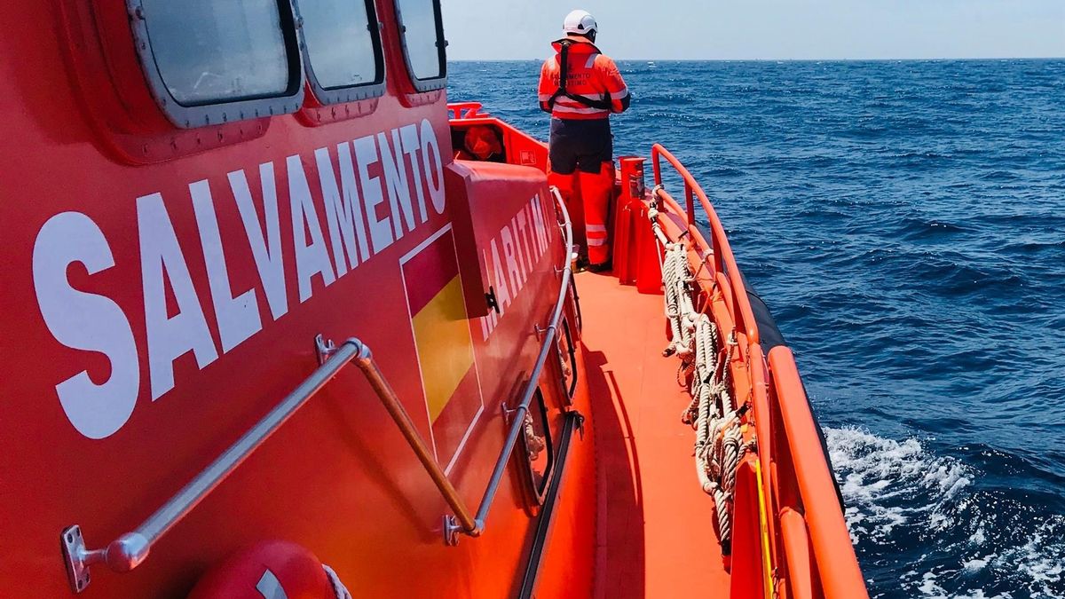 Salvamento rescata a más de 200 personas de un cayuco a la deriva y sin motor a 429 kilómetros de Gran Canaria