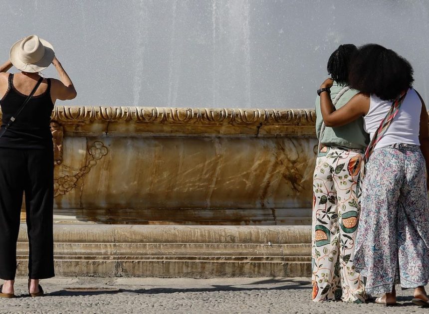 El calor se extiende por España y la Aemet activa avisos en ocho comunidades