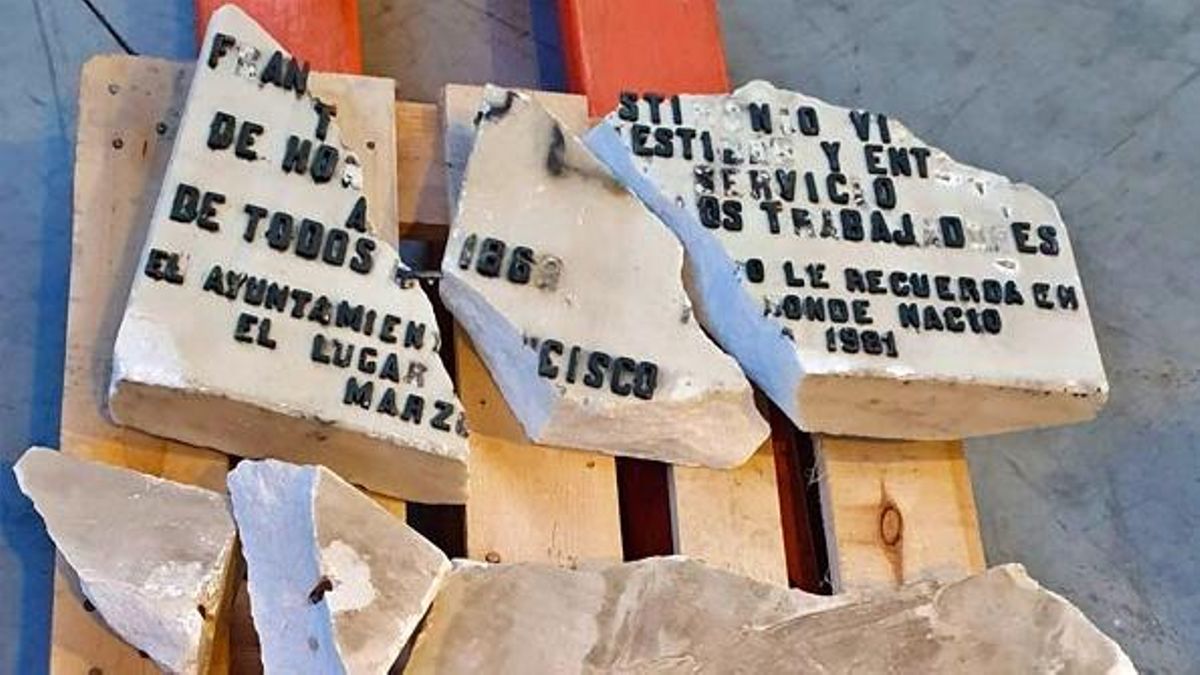 El Gobierno de Almeida reparará la placa a Largo Caballero que quitó a martillazos pero no dice dónde la guarda