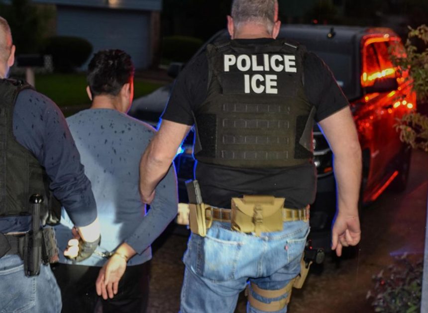 Al menos un muerto y dos heridos en un tiroteo en un centro de detención para migrantes en Dallas