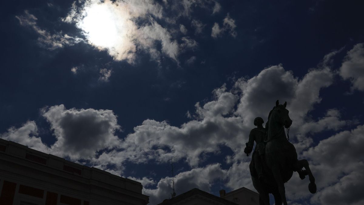 Las temperaturas suben en Madrid y superan los 30 grados a pesar de cielos nubosos