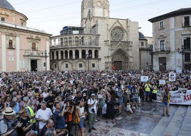 Más de 200 entidades preparan nuevas protestas para exigir la dimisión de Mazón ante el primer aniversario de la dana