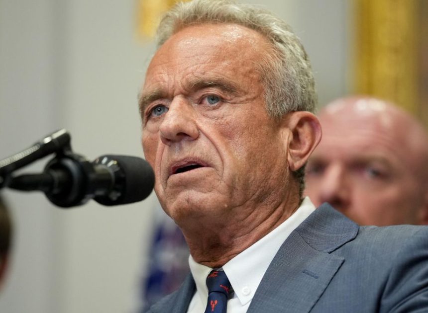 Los asesores de Robert Kennedy Jr. apuestan por dejar de recomendar la vacunación contra la COVID-19