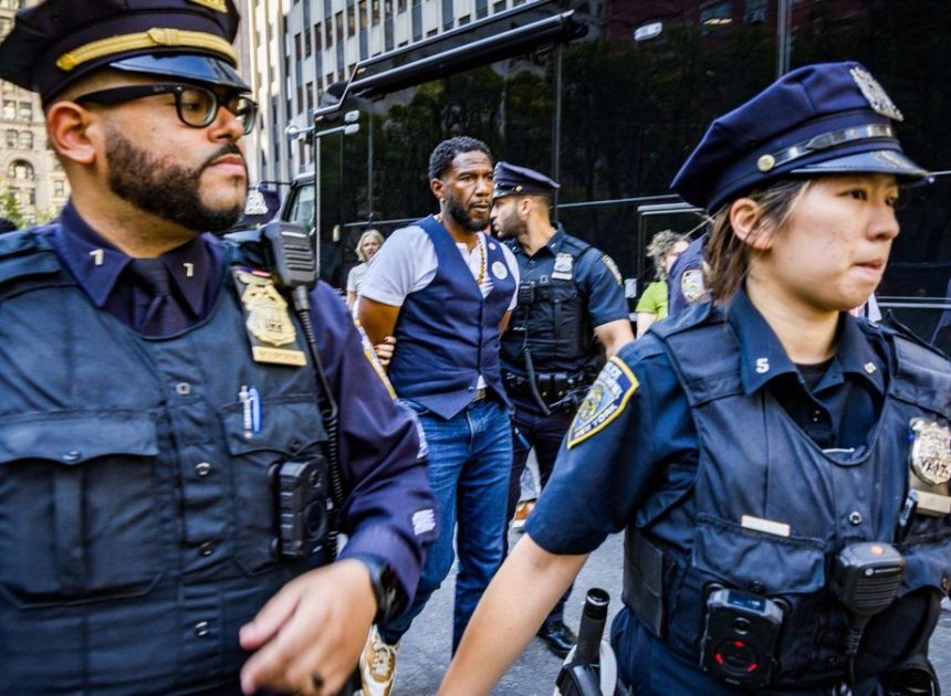 La policía retiene a una docena de cargos demócratas de Nueva York que querían examinar los calabozos donde el ICE retiene migrantes