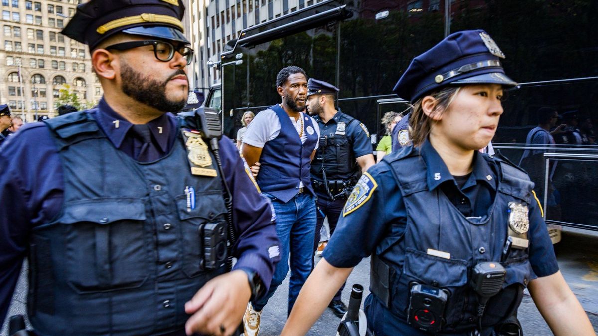 La policía retiene a una docena de cargos demócratas de Nueva York que querían examinar los calabozos donde el ICE retiene migrantes