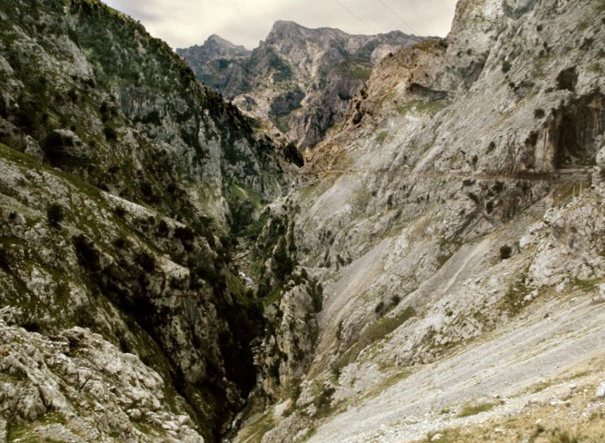 Muere una montañera al caer desde 50 metros en la Ruta del Cares por el impacto de una piedra en la cabeza