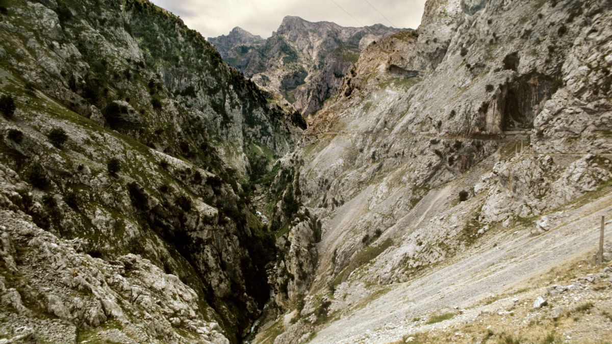 Muere una montañera al caer desde 50 metros en la Ruta del Cares por el impacto de una piedra en la cabeza