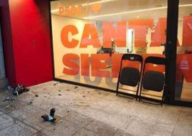 Dos detenidos por lanzar explosivos dentro de la sede del PSOE de Cantabria durante un acto de memoria democrática