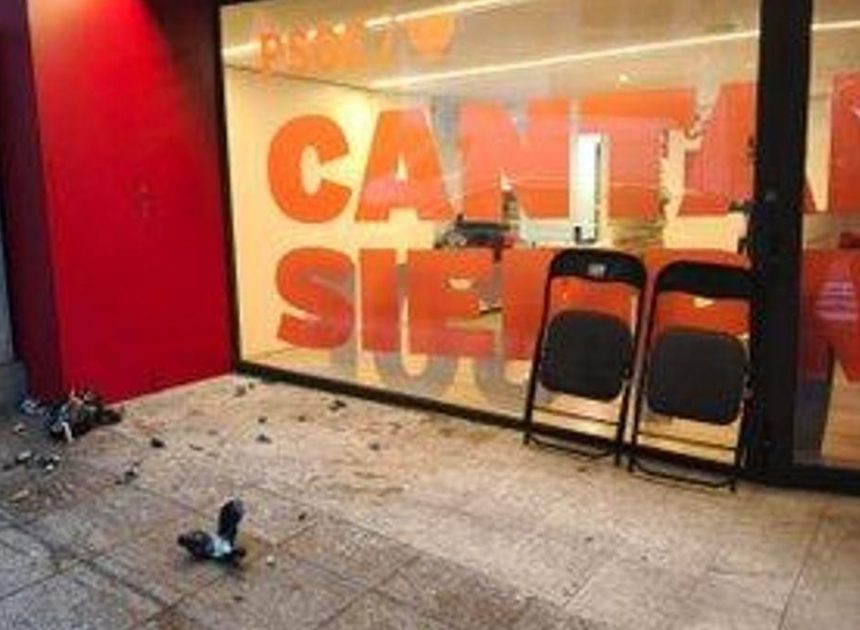 Dos detenidos por lanzar explosivos dentro de la sede del PSOE de Cantabria durante un acto de memoria democrática