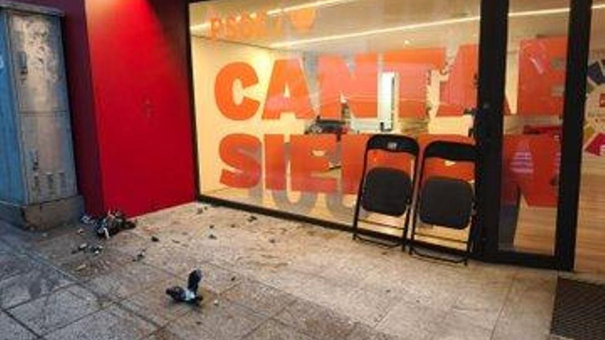 Dos detenidos por lanzar explosivos dentro de la sede del PSOE de Cantabria durante un acto de memoria democrática