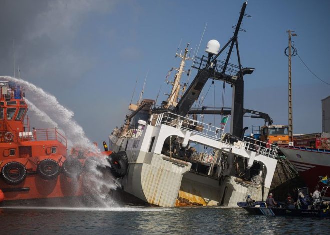 El incendio de un barco con 18.000 litros de gasóleo pone en alerta a la localidad coruñesa de Ribeira