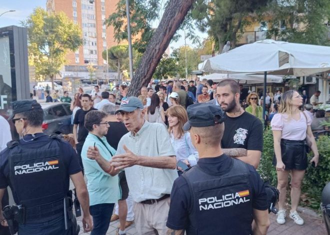 Vox lleva su odio contra los migrantes a las puertas del centro de menores de Hortaleza: “Misóginos extranjeros fuera”