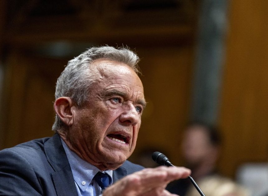 Los asesores de Robert Kennedy Jr. recomiendan nuevas restricciones a la vacuna combinada contra sarampión, paperas, rubéola y varicela