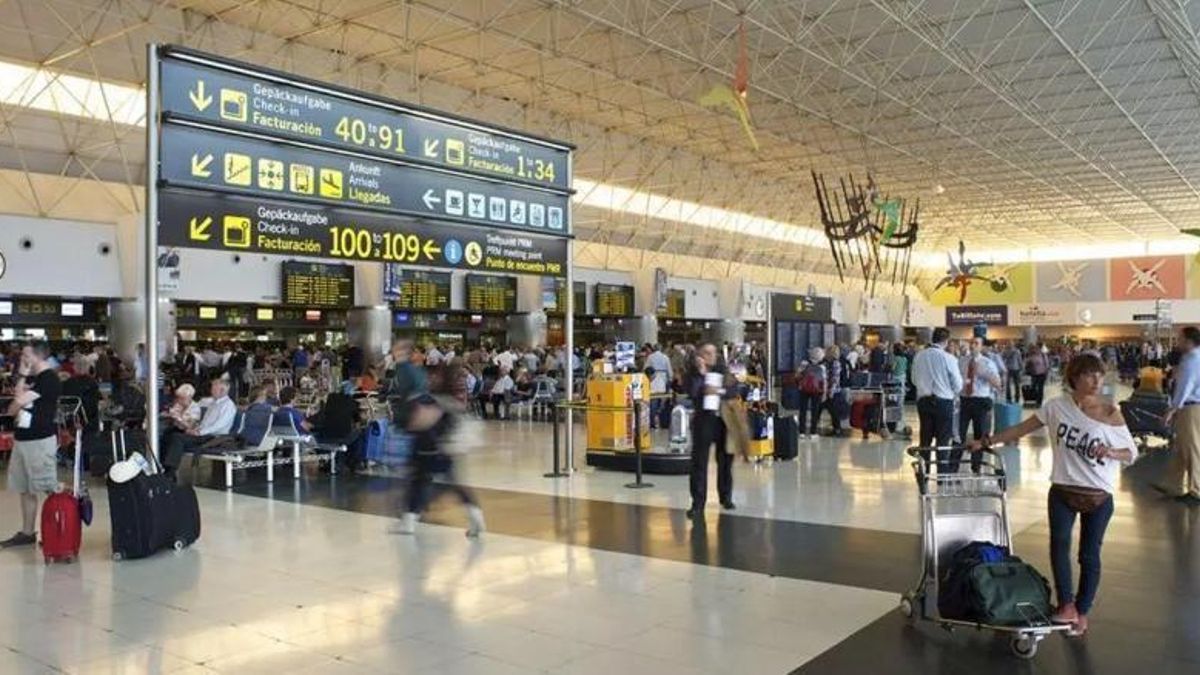 Viven en Canarias, pero no tienen descuento de residente para viajar por su origen migrante: “Es una injusticia”