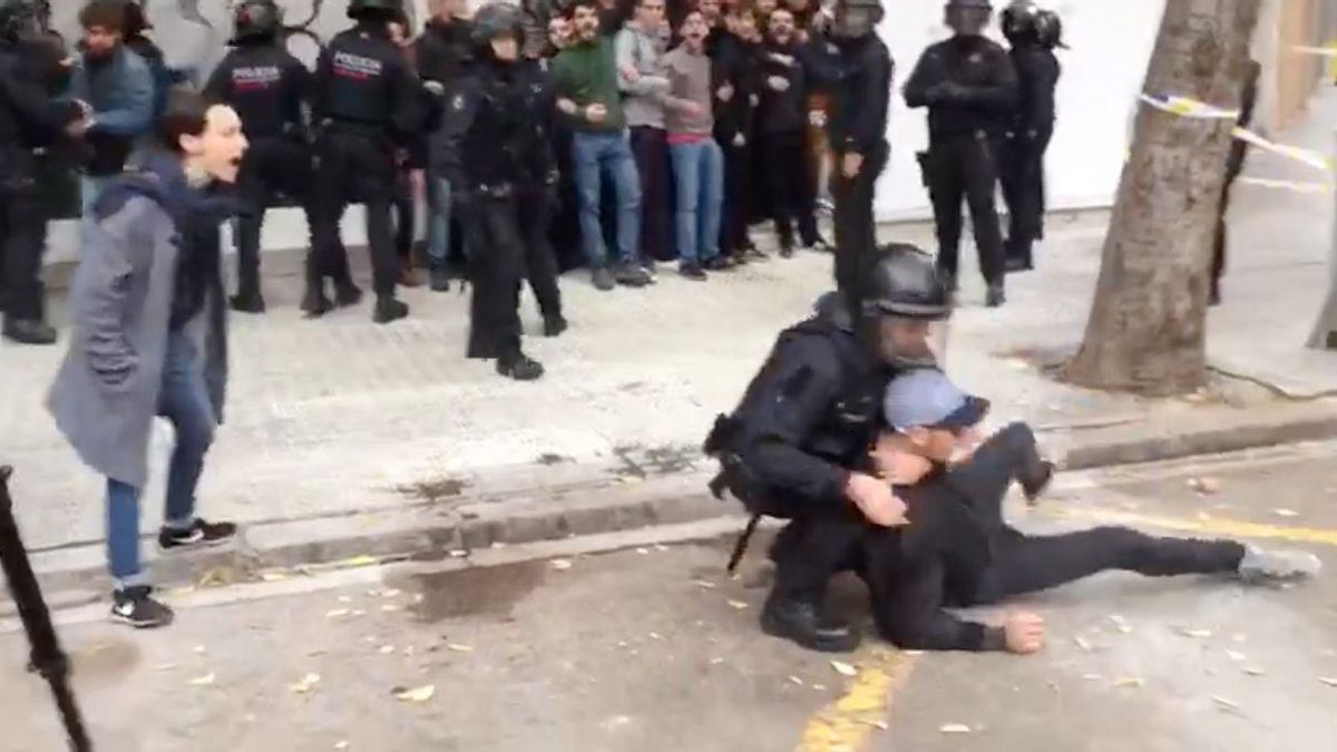 Multa mínima de 500 euros para el mosso que acusó de agresión a un joven y fue desmentido por un vídeo