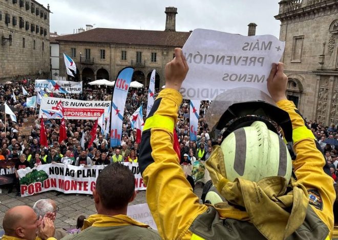Miles de personas protestan en Santiago contra la política forestal de la Xunta y piden la dimisión de Rueda