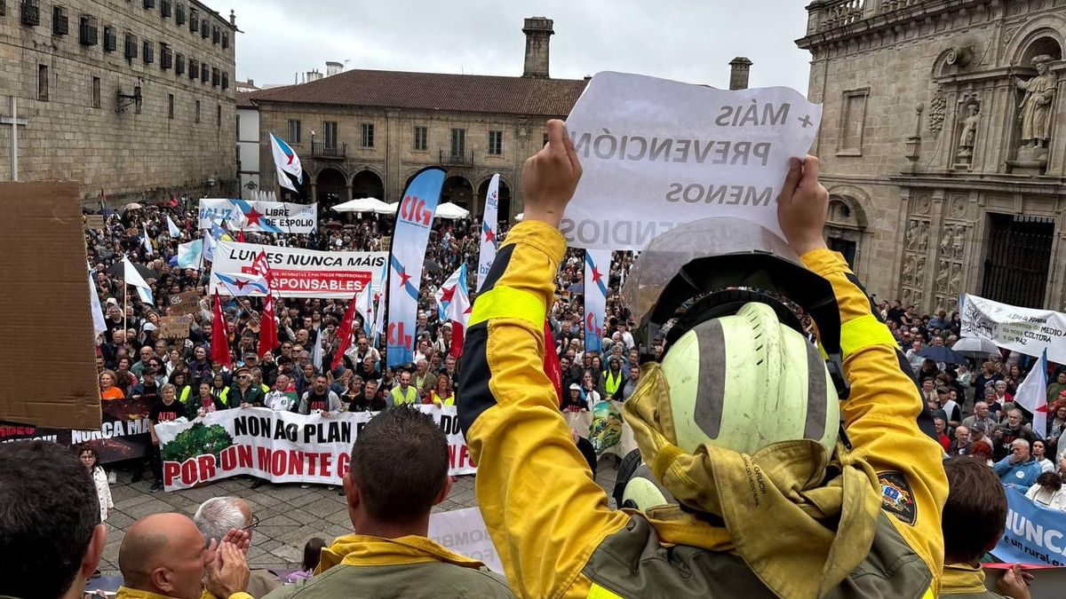 Miles de personas protestan en Santiago contra la política forestal de la Xunta y piden la dimisión de Rueda
