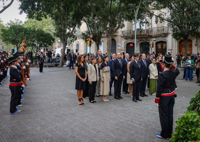 La defensa del catalán marca el inicio de la Diada en las ofrendas a Rafael Casanova