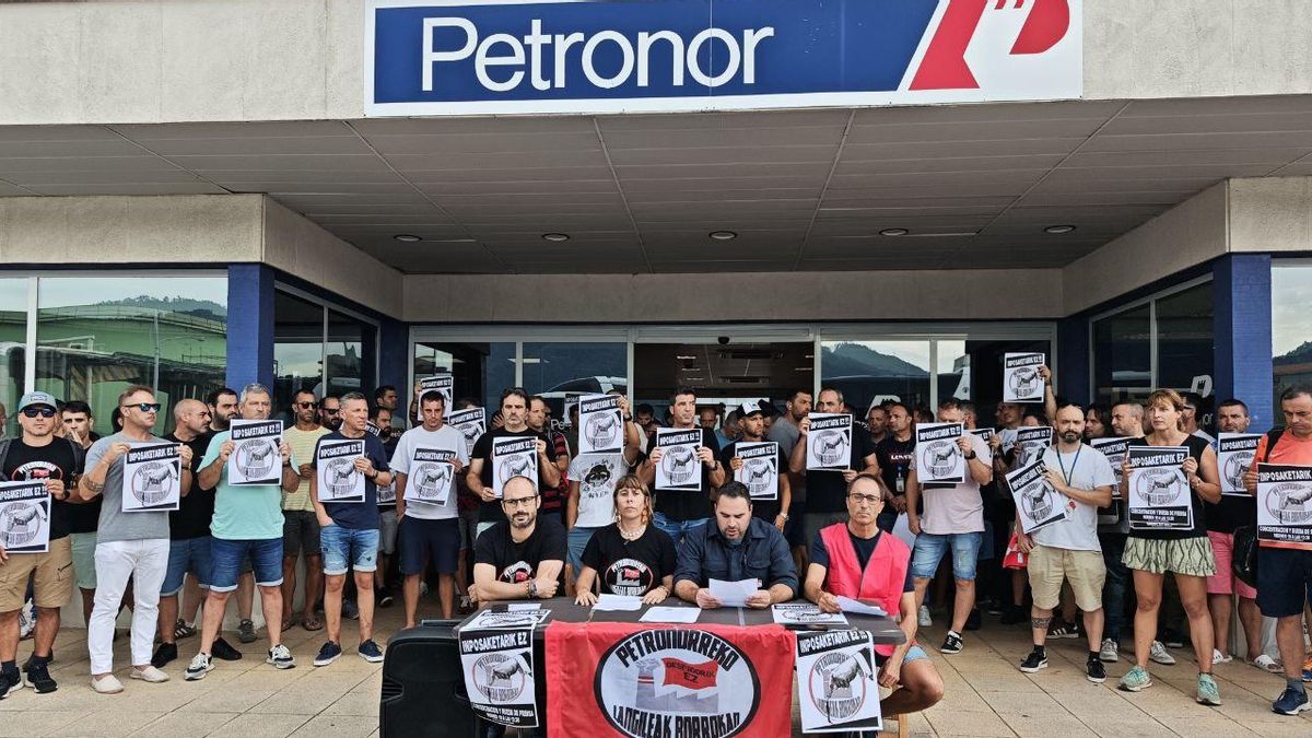 Guerra de vestuario en Petronor: la plantilla avisa con una huelga por no contar el cambio de ropa como jornada