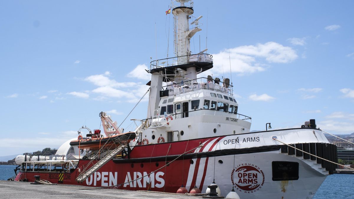 El buque de rescate Open Arms desafía a la extrema derecha y arranca su primera misión en aguas próximas a Canarias