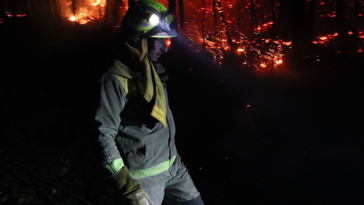 El agónico rescate de los cinco bomberos quemados en el incendio forestal de Barreiros: «Se les fundía la ropa en la piel»