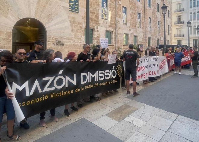 Las asociaciones de víctimas de la dana protestan antes del debate de política general: «Mazón hace clientelismo con las ayudas»
