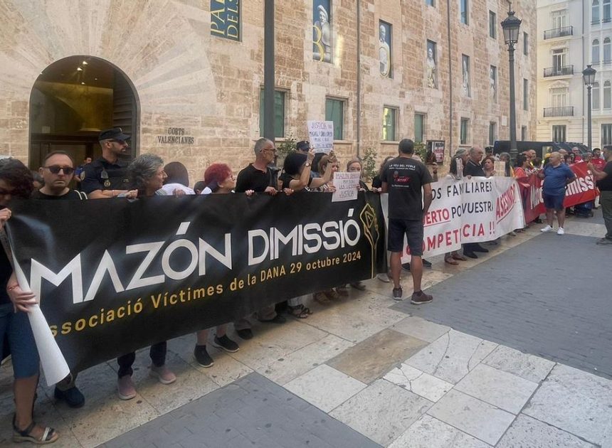 Las asociaciones de víctimas de la dana protestan antes del debate de política general: «Mazón hace clientelismo con las ayudas»