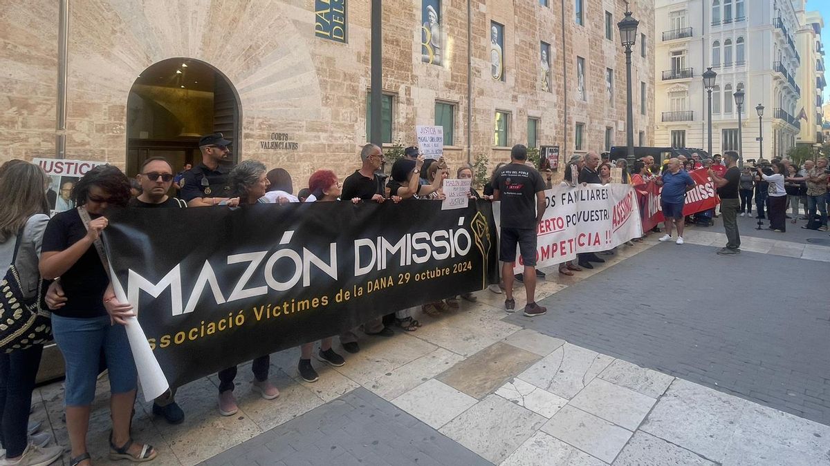 Las asociaciones de víctimas de la dana protestan antes del debate de política general: «Mazón hace clientelismo con las ayudas»