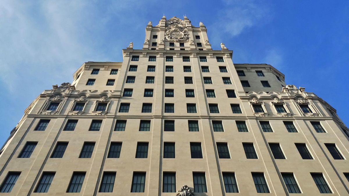 Incertidumbre por la posible venta del Edificio Telefónica, un «anuncio» de 90 metros valorado en 300 millones de euros