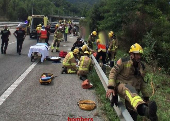 Dos heridos graves al volcar un autobús con 60 pasajeros en la localidad barcelonesa de Santa Susanna